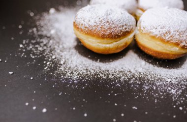 Pudra şekeri serpiştirilmiş çörekler.