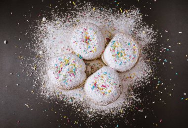 Pudra şekeri serpiştirilmiş çörekler.