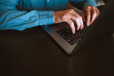 Bilgisayarla çalışan bir adamın yakın çekimi..