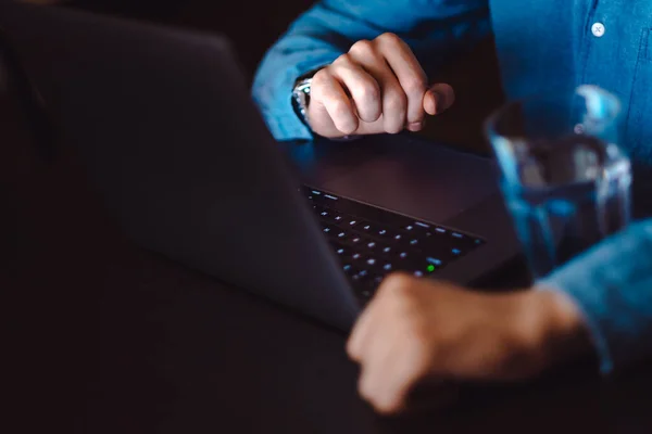 Primer plano de un hombre que trabaja en una computadora portátil. — Foto de Stock