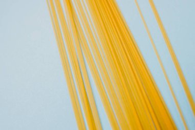 Mavi arka planda izole edilmiş buğday makarnası..