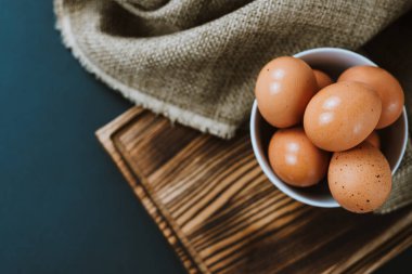 Beyaz kasede tavuk yumurtası..