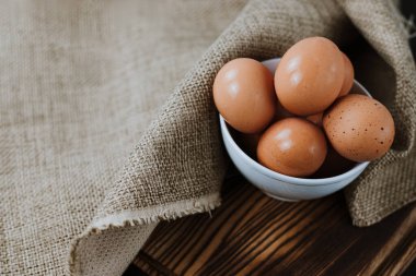 Beyaz kasede tavuk yumurtası..