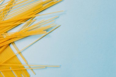 Mavi arka planda izole edilmiş buğday makarnası..