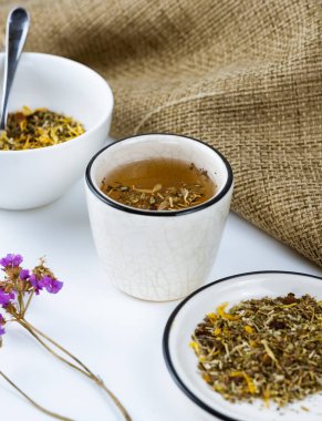 Bir fincan bitki çayı ve çeşitli otlar..