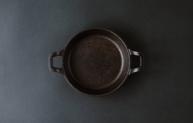 Siyah arkaplanda boş siyah metal plaka.