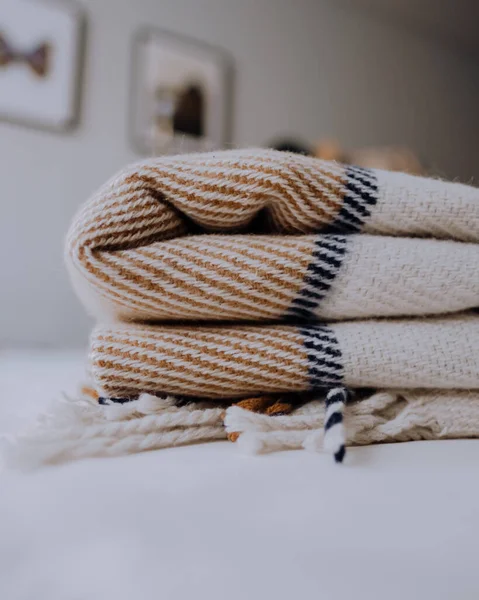 Carreaux tricotés empilés avec frange . — Photo