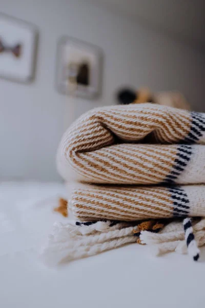 Carreaux tricotés empilés avec frange . — Photo