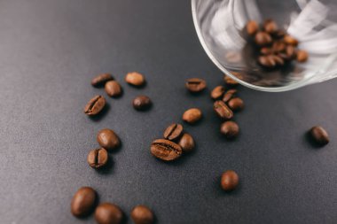 Siyah arkaplanda kahve çekirdekleri.