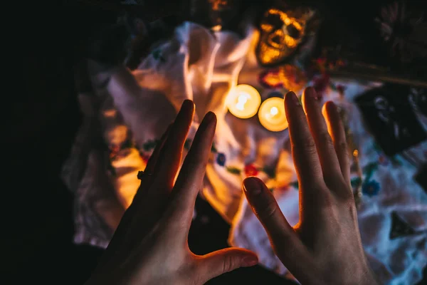 촛불, 보석 및 두 개 골을 태우는 마법 작품. — 스톡 사진