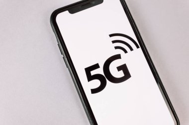 Ekranda 5G internet ağlarının logosu olan akıllı telefon. 
