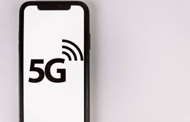 Ekranda 5G internet ağlarının logosu olan akıllı telefon. 