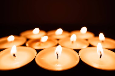 Karanlıkta arka arkaya mum yakıyorum..