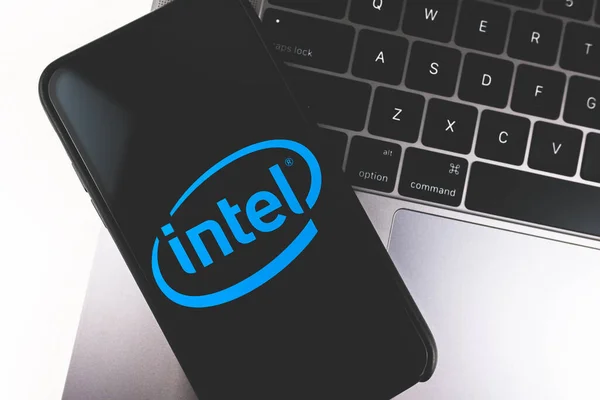 Smartphone mit Intel-Logo auf dem Bildschirm. — Stockfoto