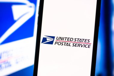  Ekranda USPS logosu olan akıllı telefon. 