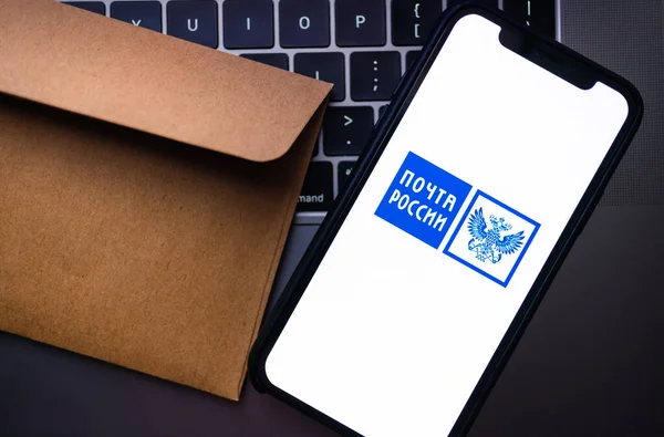 Смартфон с логотипом Почты России на экране . — стоковое фото