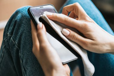 Dış faktörlerden alınan lifli kumaşla akıllı telefon ekranını temizlemek.