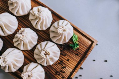 Tahta üzerinde Khinkali hamur tatlısı tabağı.