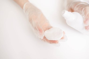 Kadın manikürcü elleri ve tıbbi eldivenler.. 