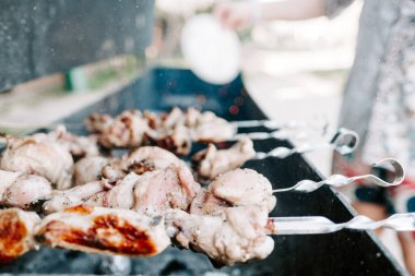 Sıcak kömürde taze sulu turşu eti..