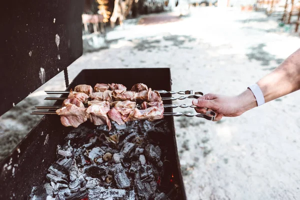 Carne fresca succosa sottaceto su carboni caldi . — Foto Stock