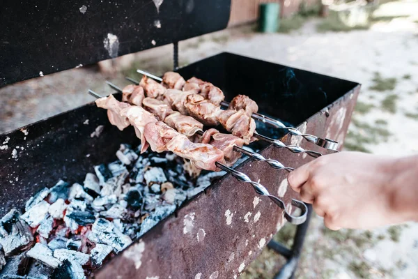 Carne fresca succosa sottaceto su carboni caldi . — Foto Stock