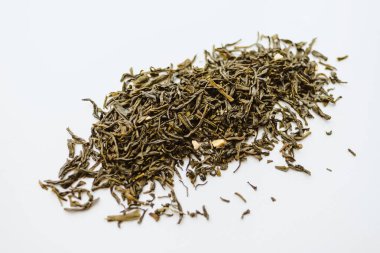 Beyaz zemin üzerinde yeşil yaprak çayı izole.