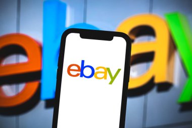  Akıllı telefon ekranında eBay mağaza logosu. 