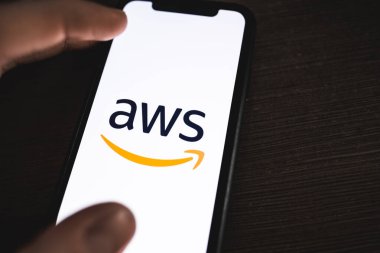 Akıllı telefon ekranında Amazon Web Hizmetleri logosu.