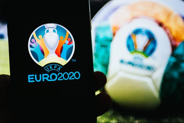 IPhone com o logotipo do campeonato de futebol EURO 2020 na tela . — Fotografia de Stock
