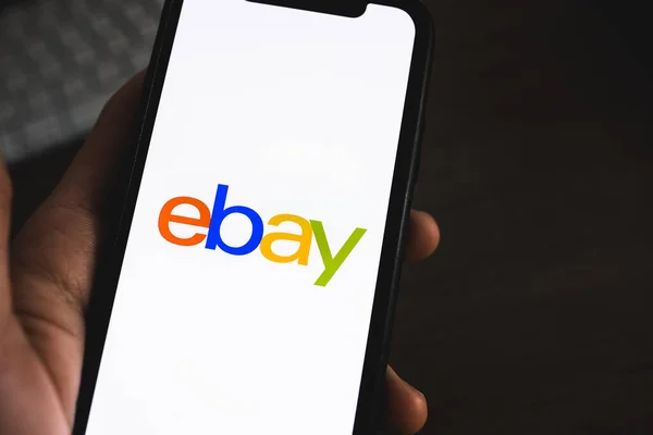 EBay butik logotyp på smartphone-skärmen. — Stockfoto