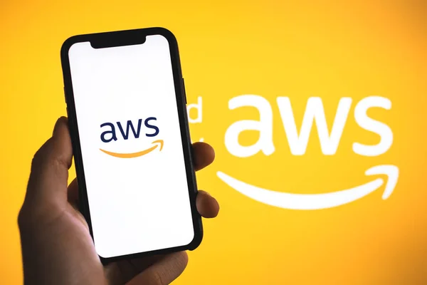 Logotipo da Amazon Web Services na tela do smartphone . — Fotografia de Stock
