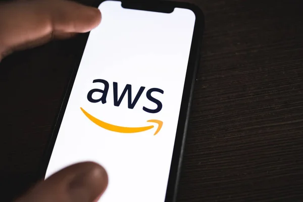 Amazon Web Services logotyp på smartphone-skärmen. — Stockfoto