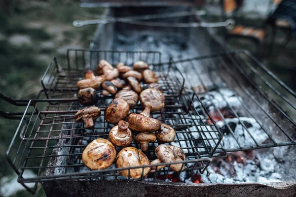 BBQ gril a spalování uhlí, vaření venku. — Stock fotografie