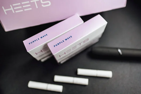 Aquecendo palitos de tabaco Nova caixa Heets Purple Wave com iqos 3.0 . — Fotografia de Stock