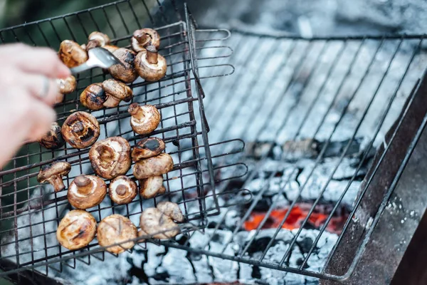 Barbecue e carboni ardenti, cucinare all'aperto . — Foto Stock