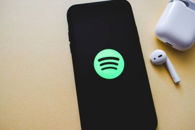 iPhone X 'te AirPods ile Spotify uygulamasının ekran görüntüsü.