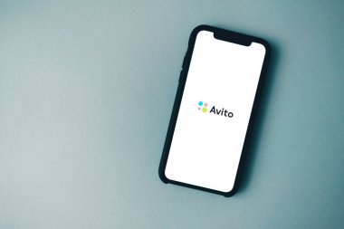 Mobil aygıt ekranında Avito uygulama logosu.