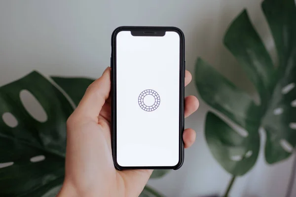 Hands holding iPhone X with Vsco Cam app on the screen. — Stock Photo, Image