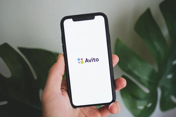 Logotipo do aplicativo Avito na tela do dispositivo móvel . — Fotografia de Stock