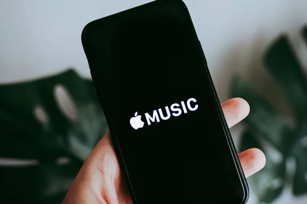 Captura de pantalla de la aplicación de música de Apple que se muestra en el iPhone X con AirPods . —  Fotos de Stock