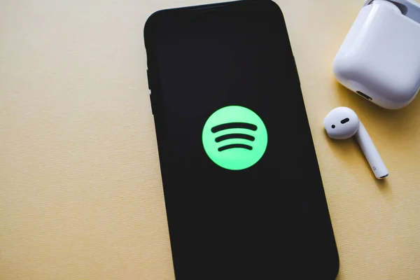 Captura de pantalla de la aplicación Spotify que se muestra en el iPhone X con AirPods . —  Fotos de Stock