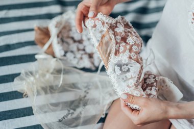 Kadın iç çamaşırlarıyla hediye çantası tutan bir kız..