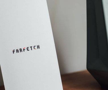 FARFETCH çevrimiçi lüks moda mağazası.