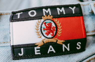Kot pantolonun üzerindeki Tommy Hilfiger etiketinin yakın çekimi. 