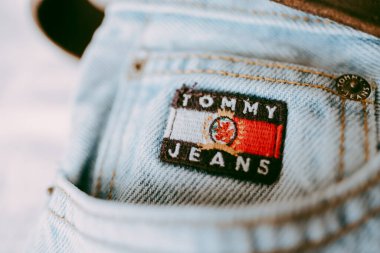 Kot pantolonun üzerindeki Tommy Hilfiger etiketinin yakın çekimi. 