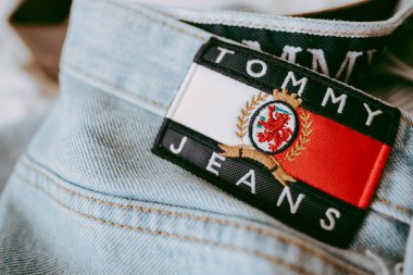 Kot pantolonun üzerindeki Tommy Hilfiger etiketinin yakın çekimi. 
