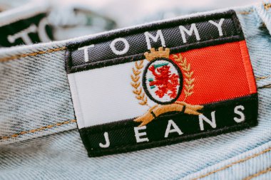 Kot pantolonun üzerindeki Tommy Hilfiger etiketinin yakın çekimi. 