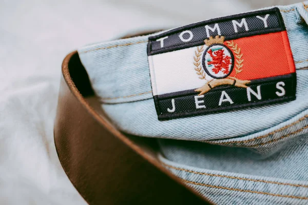 Närbild av Tommy Hilfiger etikett på blå jeans. — Stockfoto
