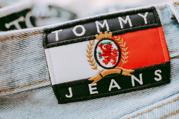 Närbild av Tommy Hilfiger etikett på blå jeans. — Stockfoto